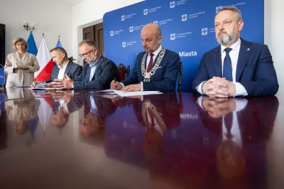 zdjęcie z podpisania umowy Prezydenta Miasta Rzeszowa z dyrektorem firmy Eurovia Regionu Południe, fot. Grzegorz Bukała, Urząd Miasta Rzeszowa